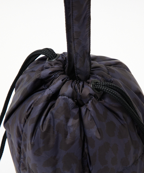 abahouse mavie（アバハウスマヴィ）の「【TAION】ドローストリングダウンバッグ（ショルダーバッグ・レディース・ダークネイビー/ブラック・フリー）」の16枚目の写真