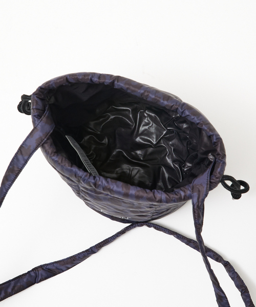 abahouse mavie（アバハウスマヴィ）の「【TAION】ドローストリングダウンバッグ（ショルダーバッグ・レディース・ダークネイビー/ブラック・フリー）」の19枚目の写真