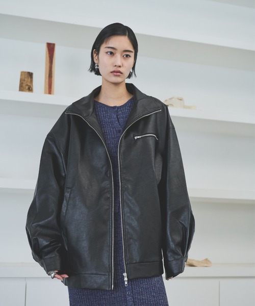 AIC.（エーアイシー）の「レザータッチスタンドカラーブルゾン（ブルゾン・レディース・ブラック/ブラウン・FREE）」の5枚目の写真