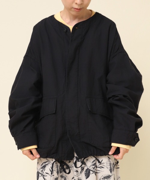 RNA-N（アールエヌエーエヌ）の「J2138 ノーカラーミリタリージャケット（ミリタリージャケット・レディース・ブラック/オリーブ/ナチュラル・FREE）」の5枚目の写真