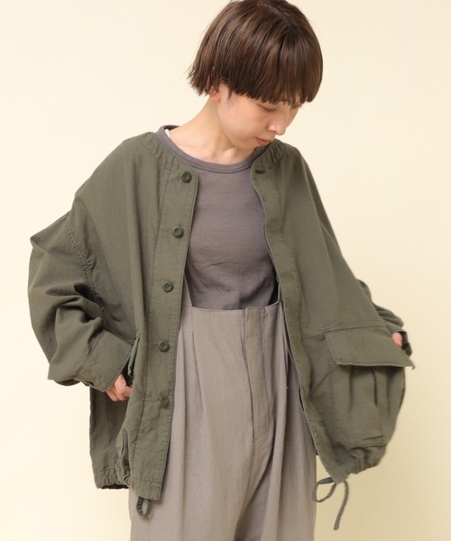 RNA-N（アールエヌエーエヌ）の「J2138 ノーカラーミリタリージャケット（ミリタリージャケット・レディース・ブラック/オリーブ/ナチュラル・FREE）」の9枚目の写真