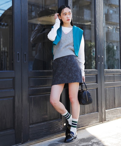 VIS(ビス)の「フラワージャガードタイトミニスカート(スカート・レディース・チャコールグレー/キナリ・S/M)」の4枚目の写真