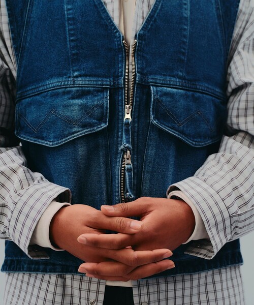 PUBLIC TOKYO（パブリックトウキョウ）の「【PUBLIC TOKYO × Wrangler】ROPELOGO JEAN VEST（ベスト・メンズ・ブラック/ダークインディゴブルー・FREE）」の13枚目の写真