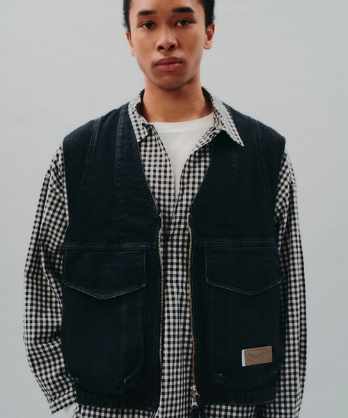 PUBLIC TOKYO（パブリックトウキョウ）の「【PUBLIC TOKYO × Wrangler】ROPELOGO JEAN VEST（ベスト・メンズ・ブラック/ダークインディゴブルー・FREE）」の4枚目の写真
