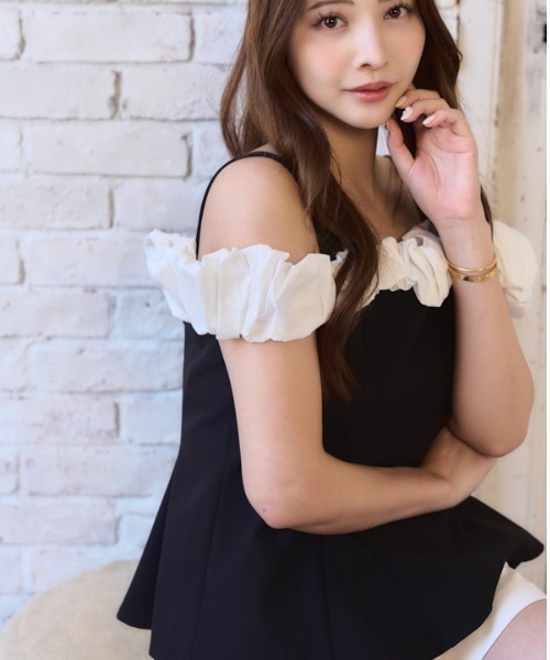 Meline M(メリンエム)の「Ruffle Accent Peplum Top ラッフルアクセントペプラムトップ(シャツ/ブラウス・レディース・ブラック・FREE)」の4枚目の写真