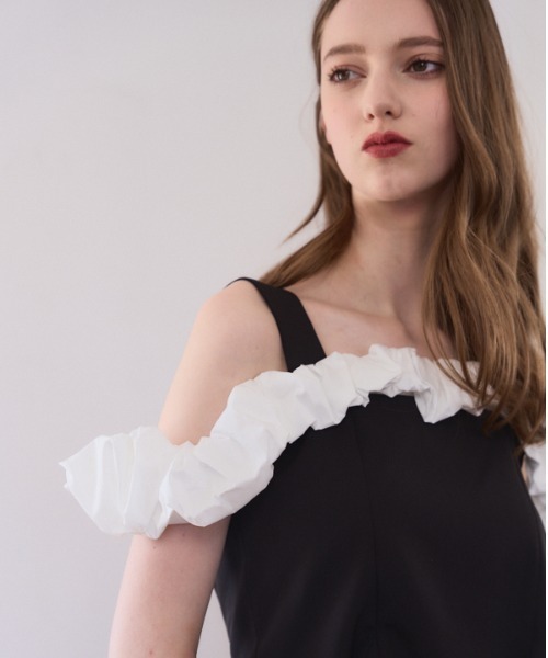 Meline M(メリンエム)の「Ruffle Accent Peplum Top ラッフルアクセントペプラムトップ(シャツ/ブラウス・レディース・ブラック・FREE)」の11枚目の写真