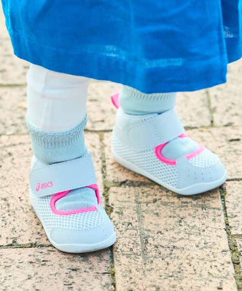 SUKUSUKU(スクスク)の「ASICS KIDS(アシックス キッズ)MESHOES FIRST(スニーカー・キッズ・ライトグレー・12.5cm/13.5cm/13.0cm/12.0cm/11.5cm)」の1枚目の写真