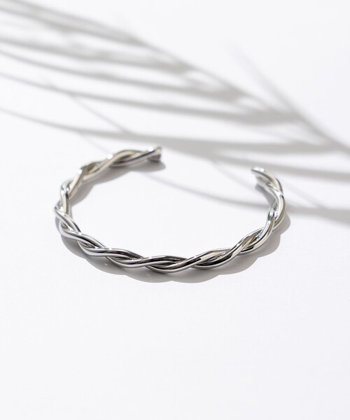23区（ニジュウサンク）の「【WEB限定】ツイスト バングル（バングル/リストバンド・レディース・シルバー系/ゴールド系・F）」の2枚目の写真
