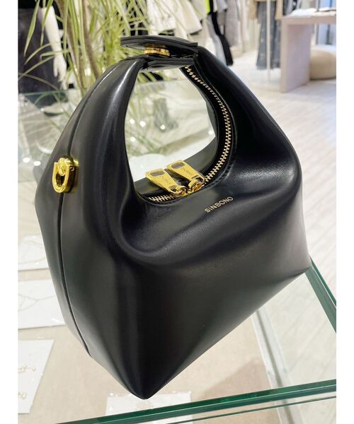 OUNNOUN(オウンノウン)の「【OUNNOUN】Vienna Top Handle Crossbody Bag(ハンドバッグ・レディース・ブラック/シルバー・FREE)」の2枚目の写真