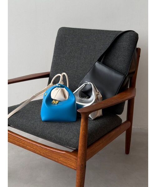 OUNNOUN(オウンノウン)の「【OUNNOUN】Vienna Top Handle Crossbody Bag(ハンドバッグ・レディース・ブラック/シルバー・FREE)」の9枚目の写真