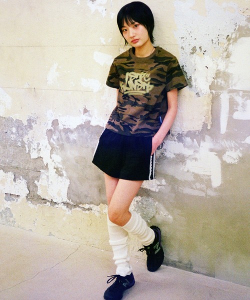 ISTKUNST(イストクンスト)の「A'GEM/9 × .kom 『ISTKUNST/イストクンスト』 IK TAG LOGO CROP TEE/IK TAG ロゴ クロップ半袖Tシャツ(Tシャツ/カットソー・レディース・グレー/ブラック/カモフラージュ・FREE)」の15枚目の写真
