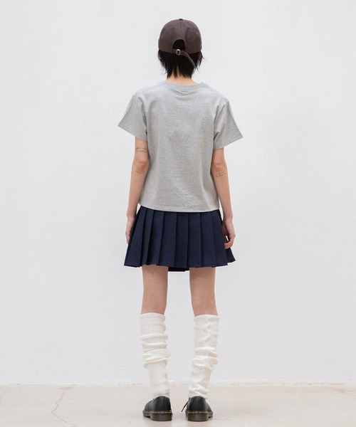 ISTKUNST(イストクンスト)の「A'GEM/9 × .kom 『ISTKUNST/イストクンスト』 IK TAG LOGO CROP TEE/IK TAG ロゴ クロップ半袖Tシャツ(Tシャツ/カットソー・レディース・グレー/ブラック/カモフラージュ・FREE)」の6枚目の写真