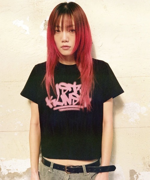 ISTKUNST(イストクンスト)の「A'GEM/9 × .kom 『ISTKUNST/イストクンスト』 IK TAG LOGO CROP TEE/IK TAG ロゴ クロップ半袖Tシャツ(Tシャツ/カットソー・レディース・グレー/ブラック/カモフラージュ・FREE)」の8枚目の写真