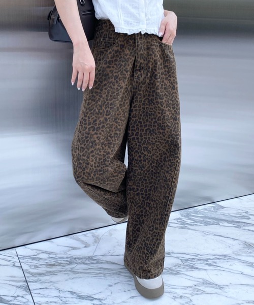 RAY CASSIN(レイカズン)の「【ウエスト調節可】サイド切替ワイドデニムパンツ(デニムパンツ・レディース・ブルー/スカイブルー/グリーン系その他2/ベージュ/ブラウン系その他2・FREE)」の2枚目の写真