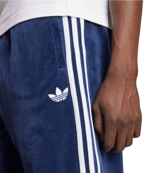 adidas(アディダス)の「adidas SST ADICOLOR VELOUR TRACK PANT / アディダス ベロア トラック パンツ(その他パンツ・メンズ・インディゴブルー・L/M/S/XL)」の4枚目の写真
