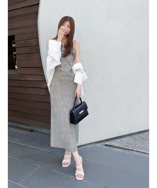 SNIDEL（スナイデル）の「シアープリーツシャツ（シャツ/ブラウス・レディース・ブラック/ライトブルー/ホワイト・F）」の4枚目の写真