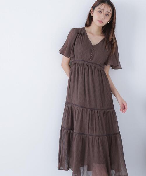 NATURAL BEAUTY BASIC(ナチュラルビューティーベーシック)の「◇Vネックプリーツワンピース(ワンピース・レディース・ダークブラウン/オフホワイト/オレンジ・P/S/MEDIUM)」の3枚目の写真