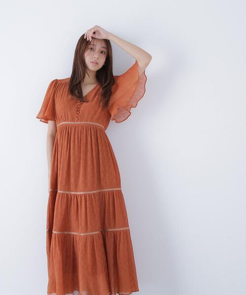 NATURAL BEAUTY BASIC(ナチュラルビューティーベーシック)の「◇Vネックプリーツワンピース(ワンピース・レディース・ダークブラウン/オフホワイト/オレンジ・P/S/MEDIUM)」の1枚目の写真