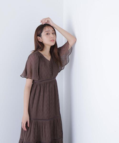 NATURAL BEAUTY BASIC(ナチュラルビューティーベーシック)の「◇Vネックプリーツワンピース(ワンピース・レディース・ダークブラウン/オフホワイト/オレンジ・P/S/MEDIUM)」の6枚目の写真