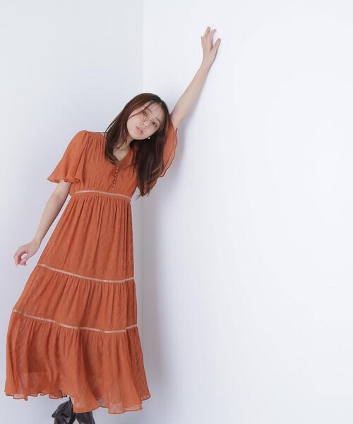 NATURAL BEAUTY BASIC(ナチュラルビューティーベーシック)の「◇Vネックプリーツワンピース(ワンピース・レディース・ダークブラウン/オフホワイト/オレンジ・P/S/MEDIUM)」の16枚目の写真