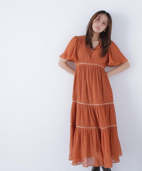 NATURAL BEAUTY BASIC(ナチュラルビューティーベーシック)の「◇Vネックプリーツワンピース(ワンピース・レディース・ダークブラウン/オフホワイト/オレンジ・P/S/MEDIUM)」の20枚目の写真