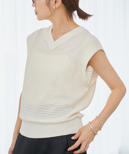 イエナ　IENA カシミヤ混ニットベスト　ポンチョ　グレー　畔ニット　2way シンプルニットを更新！／ 人気STAFFから学ぶSTYLING IDEA｜IENA