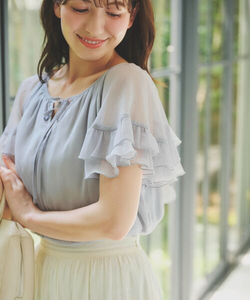 COHINA(コヒナ)の「2wayラッフルスリーブブラウス 【低身長・小柄女性】(シャツ/ブラウス・レディース・グレー/ホワイト/ベージュ・ONE SIZE)」の2枚目の写真