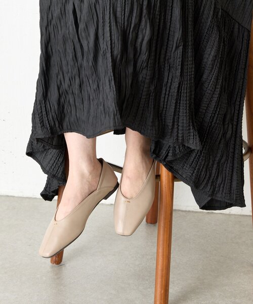 Jena espace merveilleux（ジェナ　エスパスメルヴェイユ）の「ワンポイントフラットパンプス（パンプス・レディース・ブラック/グレー・MEDIUM/SMALL/LARGE）」の2枚目の写真