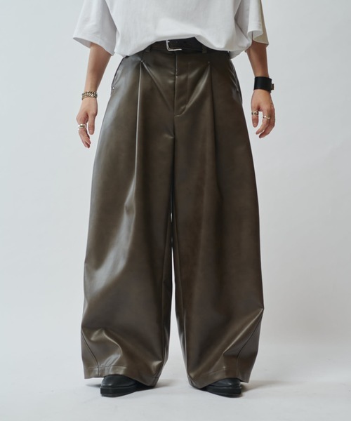 Lui's(ルイス)の「【SURJENT】 シンセティックレザーワイドストレートパンツ(その他パンツ・メンズ・ブラック/ブラウン・2/1)」の1枚目の写真