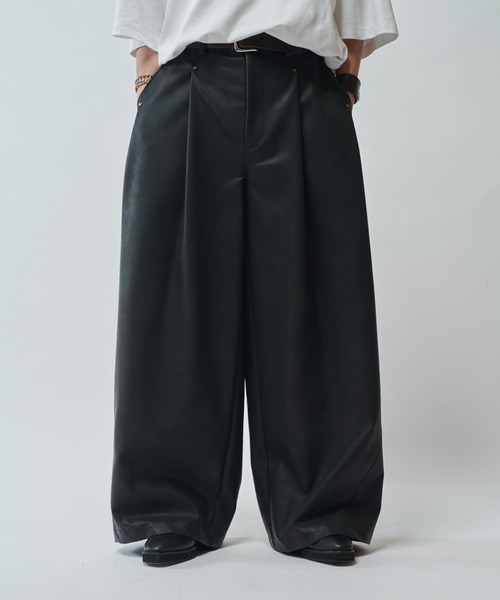 Lui's(ルイス)の「【SURJENT】 シンセティックレザーワイドストレートパンツ(その他パンツ・メンズ・ブラック/ブラウン・2/1)」の2枚目の写真