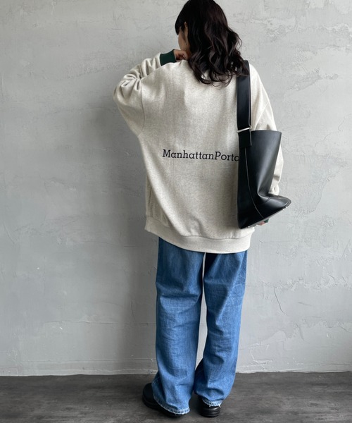 Manhattan Portage（マンハッタンポーテージ）の「[MANHATTAN PORTAGE] 別注 ポケット刺繍 リンガー クルーネックスウェット（スウェット・レディース・オートミール/ネイビー/ブラック・L/M/S/XL）」の17枚目の写真