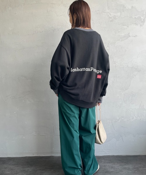 Manhattan Portage（マンハッタンポーテージ）の「[MANHATTAN PORTAGE] 別注 ポケット刺繍 リンガー クルーネックスウェット（スウェット・レディース・オートミール/ネイビー/ブラック・L/M/S/XL）」の5枚目の写真