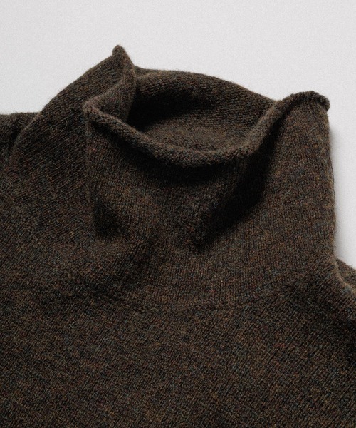 WILD LIFE TAILOR Adam et Rope'(ワイルドテーラーアダムエロペ )の「【WILD LIFE TAILOR】SHETLAND WOOL ROLL NECK KNIT(ニット/セーター・メンズ・カーキ/ブラック・L/M)」の5枚目の写真
