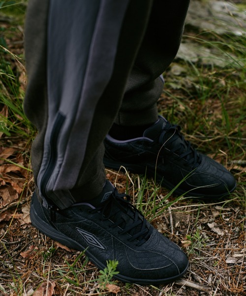 WHITE MOUNTAINEERING（ホワイトマウンテニアリング）の「White Mountaineering WM × UMBRO MOTOR A1 (WM2573816)（スニーカー・メンズ・ブラック・28/27/26）」の3枚目の写真