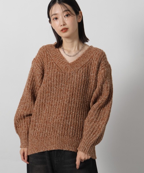 LAKOLE（ラコレ）の「3.5ゲージVネックニットプルオーバー / 577993（ニット/セーター・レディース・ブラウン/レッド/グレー/アイボリー・FREE）」の3枚目の写真