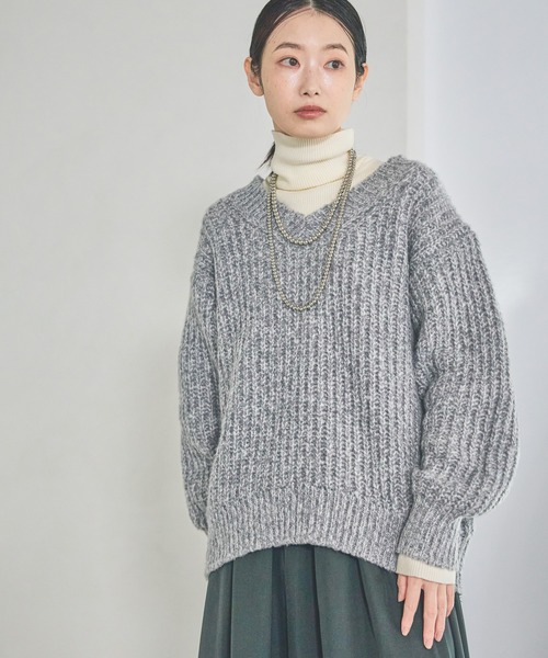 LAKOLE（ラコレ）の「3.5ゲージVネックニットプルオーバー / 577993（ニット/セーター・レディース・ブラウン/レッド/グレー/アイボリー・FREE）」の11枚目の写真