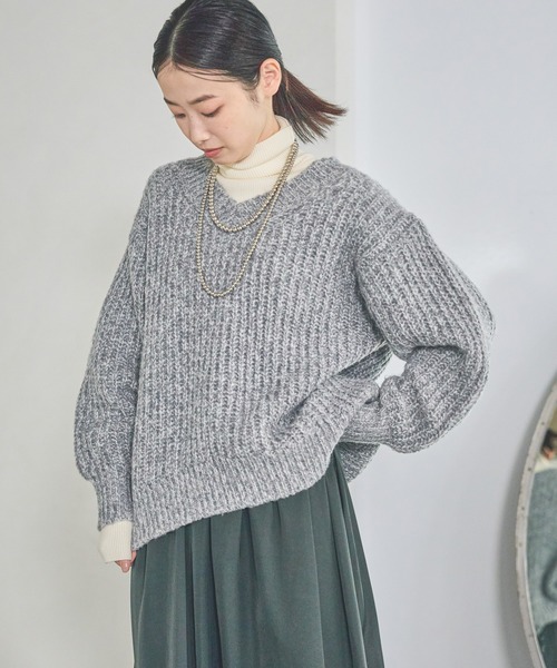 LAKOLE（ラコレ）の「3.5ゲージVネックニットプルオーバー / 577993（ニット/セーター・レディース・ブラウン/レッド/グレー/アイボリー・FREE）」の13枚目の写真