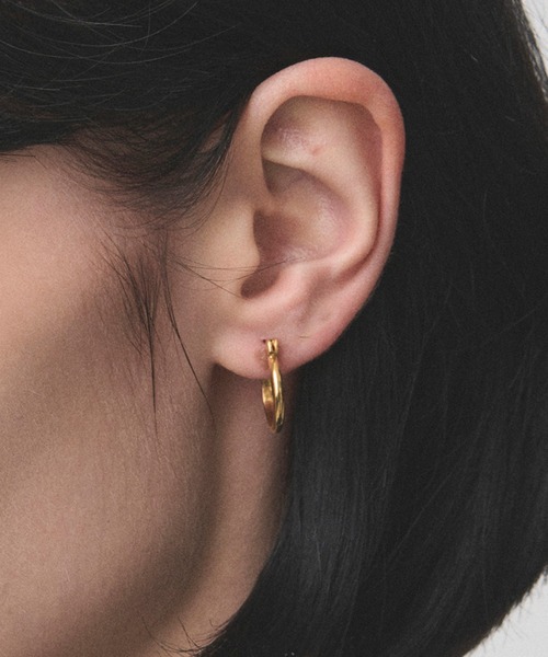 Juha(ユハ)の「PIERCE - FLAT - GOLD(ピアス(片耳用)・メンズ・ゴールド・FREE)」の5枚目の写真