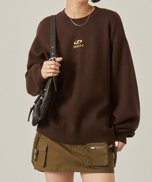 Snap club（スナップクラブ）の「【Snap club】シリコンロゴプリントスウェットライククルーネックニット（ニット/セーター・レディース・ダークブラウン/ライトグレー/スミクロ/オフホワイト・L/M）」の4枚目の写真