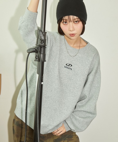 Snap club（スナップクラブ）の「【Snap club】シリコンロゴプリントスウェットライククルーネックニット（ニット/セーター・レディース・ダークブラウン/ライトグレー/スミクロ/オフホワイト・L/M）」の5枚目の写真