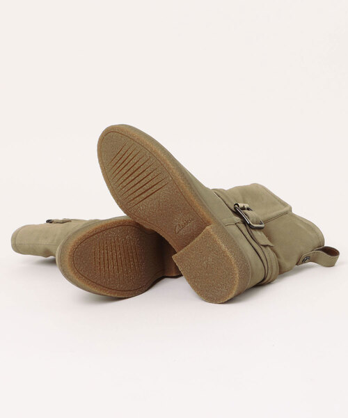 Clarks（クラークス）の「Clarks クラークス NELLA MID レディースブーツ エンジニア ミドルブーツ(ネラミッド) 26182890 ダークサンドスエード（ブーツ・レディース・ベージュ・23.5cm/24.0cm/23.0cm）」の3枚目の写真