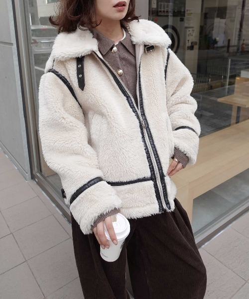 CORNERS(コーナーズ)の「ボアオーバーサイズフライトジャケット(ムートンコート・レディース・アイボリー/ブラック・M)」の5枚目の写真