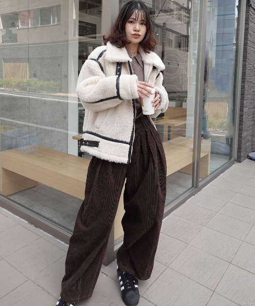 CORNERS(コーナーズ)の「ボアオーバーサイズフライトジャケット(ムートンコート・レディース・アイボリー/ブラック・M)」の6枚目の写真