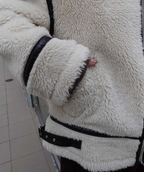 CORNERS(コーナーズ)の「ボアオーバーサイズフライトジャケット(ムートンコート・レディース・アイボリー/ブラック・M)」の15枚目の写真