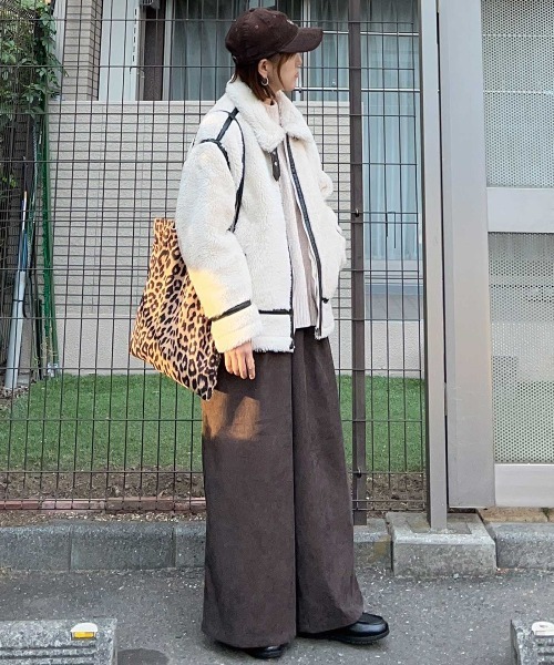 CORNERS(コーナーズ)の「ボアオーバーサイズフライトジャケット(ムートンコート・レディース・アイボリー/ブラック・M)」の17枚目の写真