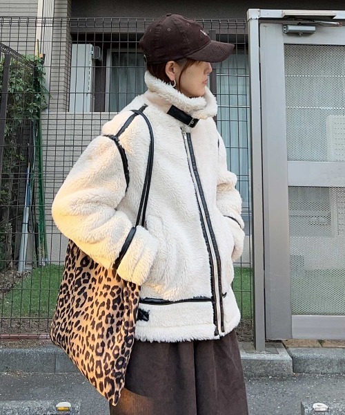 CORNERS(コーナーズ)の「ボアオーバーサイズフライトジャケット(ムートンコート・レディース・アイボリー/ブラック・M)」の18枚目の写真