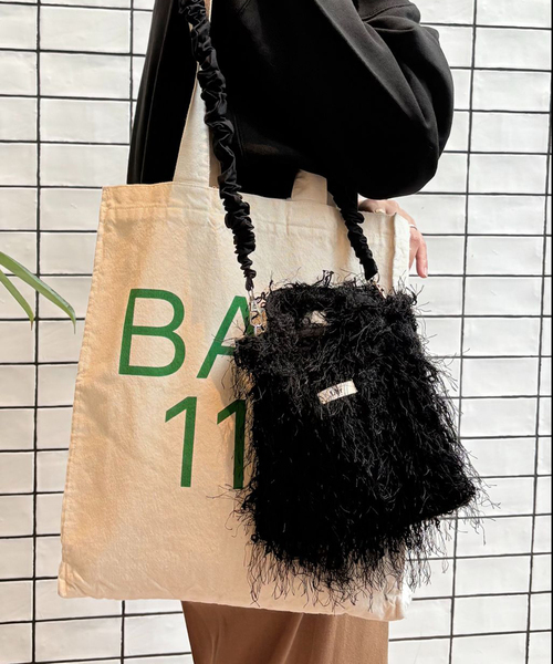 Uhr（ウーア）の「Uhr baby & kids 別注 shaggy Mini ShoulderBag kids（トートバッグ・レディース・ブラック/スカイブルー・FREE）」の2枚目の写真