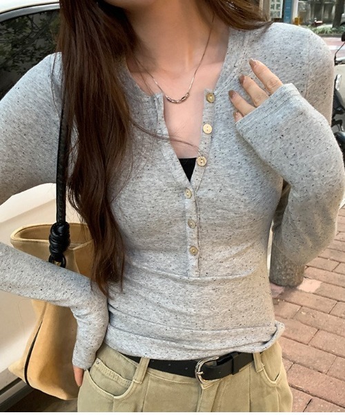 Dream garden(ドリームガーデン)の「ヘンリーネック スリム リブトップス(Tシャツ/カットソー・レディース・グレー/ブラック/ホワイト/パープル/ダークグレー・FREE)」の4枚目の写真