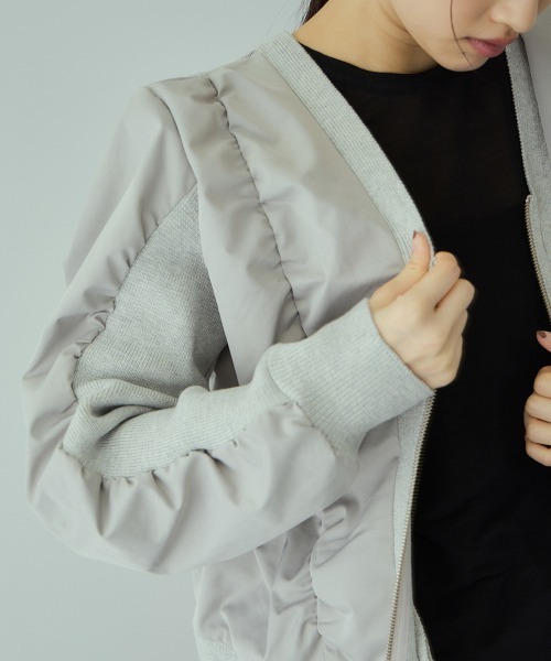 VICKY(ビッキー)の「ミラノリブギャザーZIPブルゾン(ブルゾン・レディース・ベージュ/ネイビー/ライトグレー・M)」の5枚目の写真