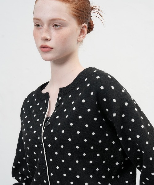 GENERAL IDEA（ジェネラルアイデア）の「semi loose fit dot cardigan セミルーズドットカーディガン（カーディガン/ボレロ・レディース・オリーブ/ブラック/チャコール・L/M/S）」の4枚目の写真